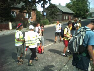 Drugą tradycją tego dnia (w drodze z Radoszewic do Siemkowic) jest 'zmiana' płci porządkowych – po lewej porządkowa Ramona a po prawej porządkowa Magda